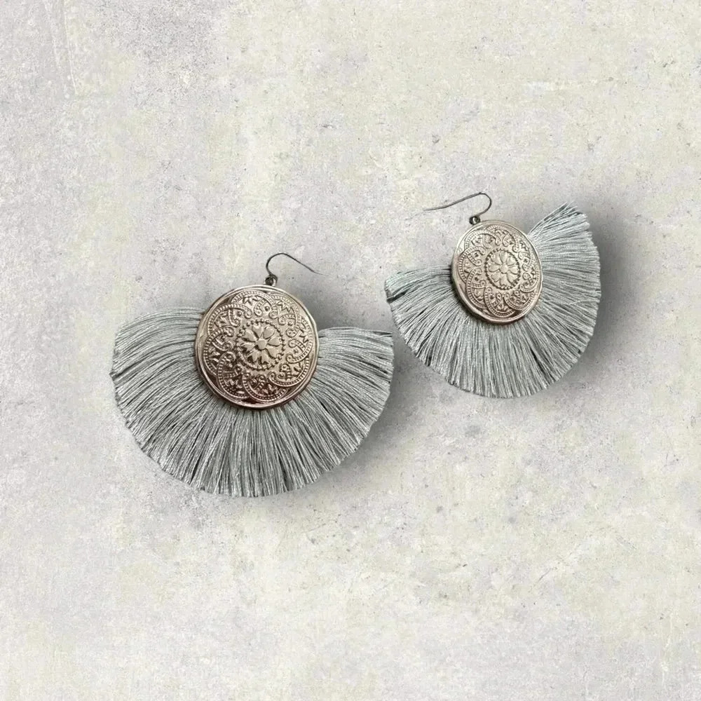 NWT 2” Statement Fan Fringe Tassel Cream - Gold Dangle Pierced Earrings - Picture 2 of 4